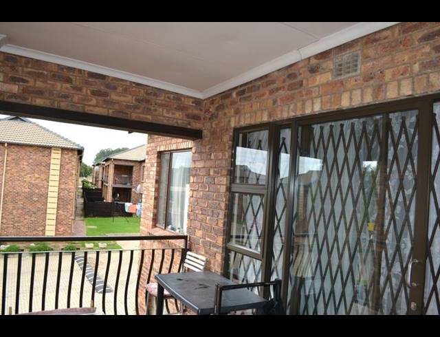 2 BEDROOM TOWNHOUSE FOR SALE IN SONNEVELD